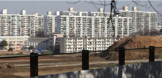 국토교통부가 현재 주택법 시행령상의 분양가 상한제 적용 기준을 바꿔 이달 중 입법 예고에 들어갈 방침인 것으로 알려졌다. 사진은 서울 강남 재건축 공사현장.    연합뉴스